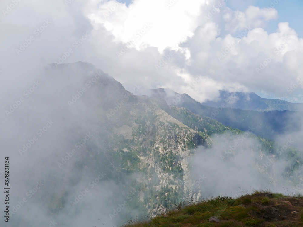 meraviglioso panorama delle montagne dolomitiche in estate con verdi vallate e cime rocciose