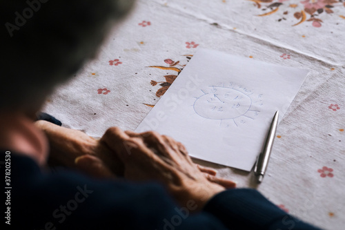 Alzheimer's and dementia clock drawing test photo
