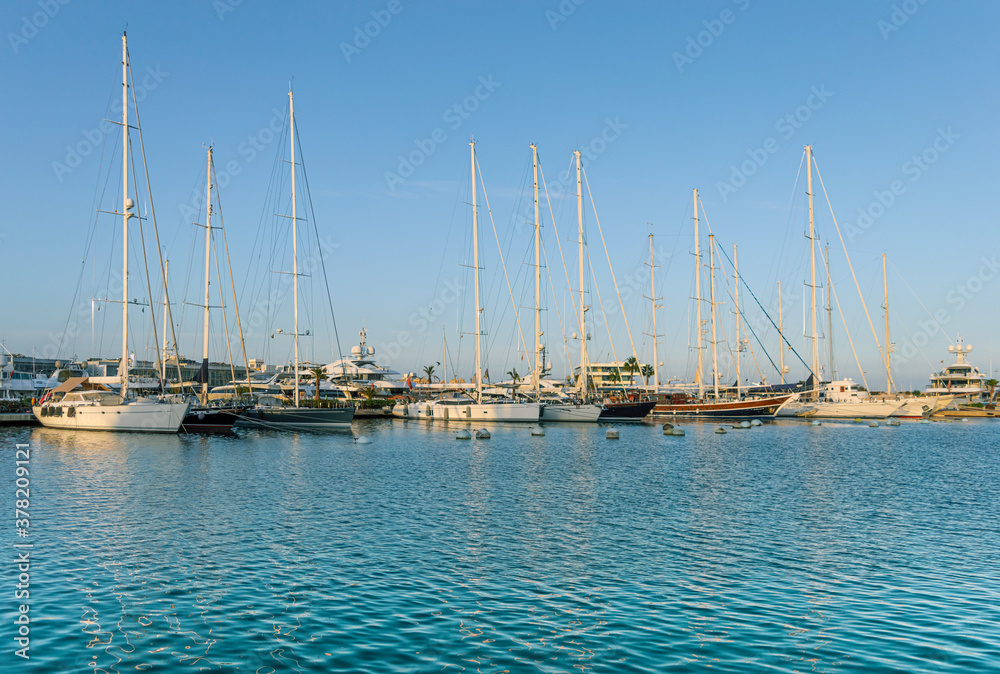 Veleros atracados en el puerto de la ciudad al atardecer