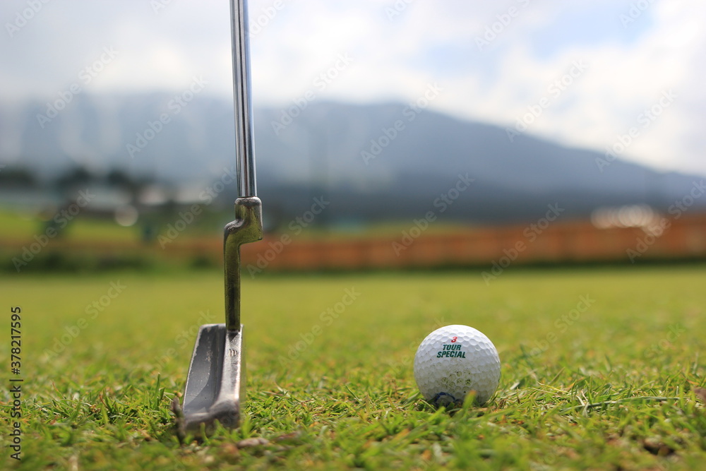 Obraz premium golf ball on a tee
