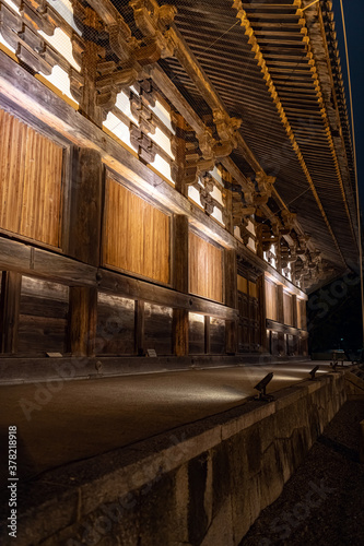 京都 東寺のライトアップされた国宝金堂
