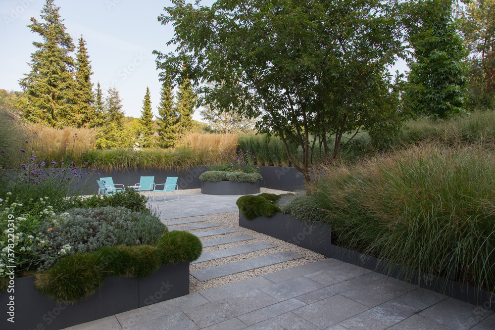 Foto de Moderne Garten und Terrassengestaltung im Materialmix