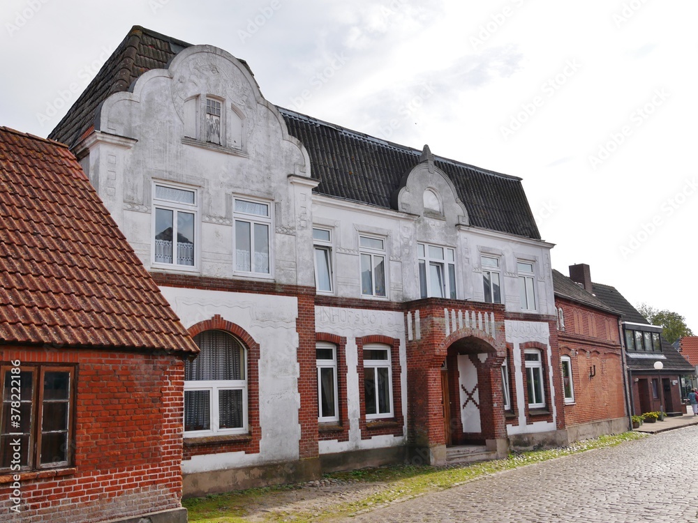 Fototapeta premium Häuserfassaden in Petersdorf auf Fehmarn