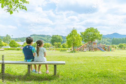 公園でのんびりする男の子と女の子