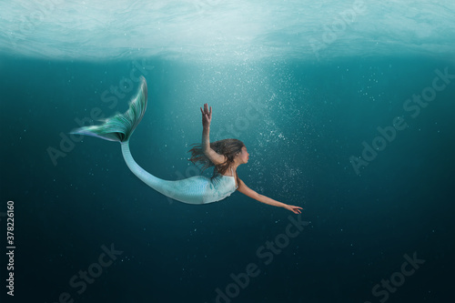 Fotografiet Underwater Mermaid Dancing Gracefully in the Ocean