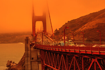 Fototapete Orange Golden Gate Bridge in rauchigem Orange  © bennymarty