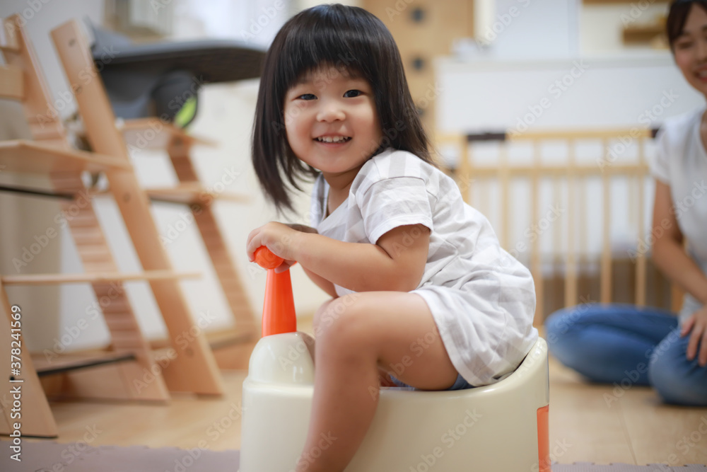 トイレトレーニングする女の子 Stock 写真 Adobe Stock トイレトレーニングする女の子 Stock 写真 Adobe Stock
