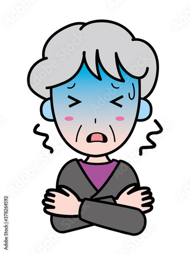 寒くて震えているおばあさん