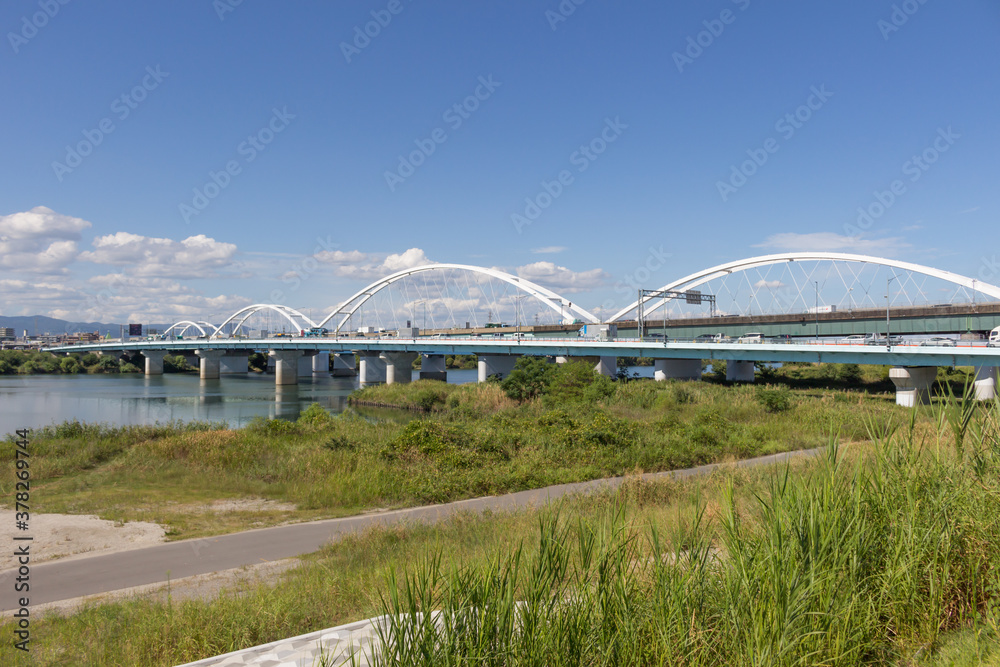 淀川左岸の下流側堤防から見る鳥飼大橋(2020年9月)
