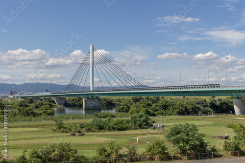 淀川左岸の下流側堤防から見る鳥飼仁和寺大橋
