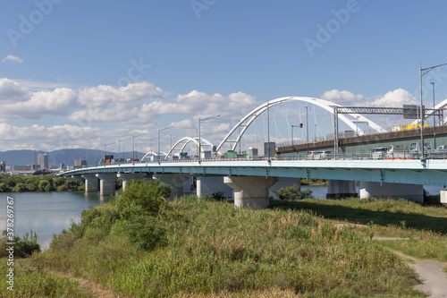 淀川左岸の下流側堤防から見る鳥飼大橋(2020年9月)
