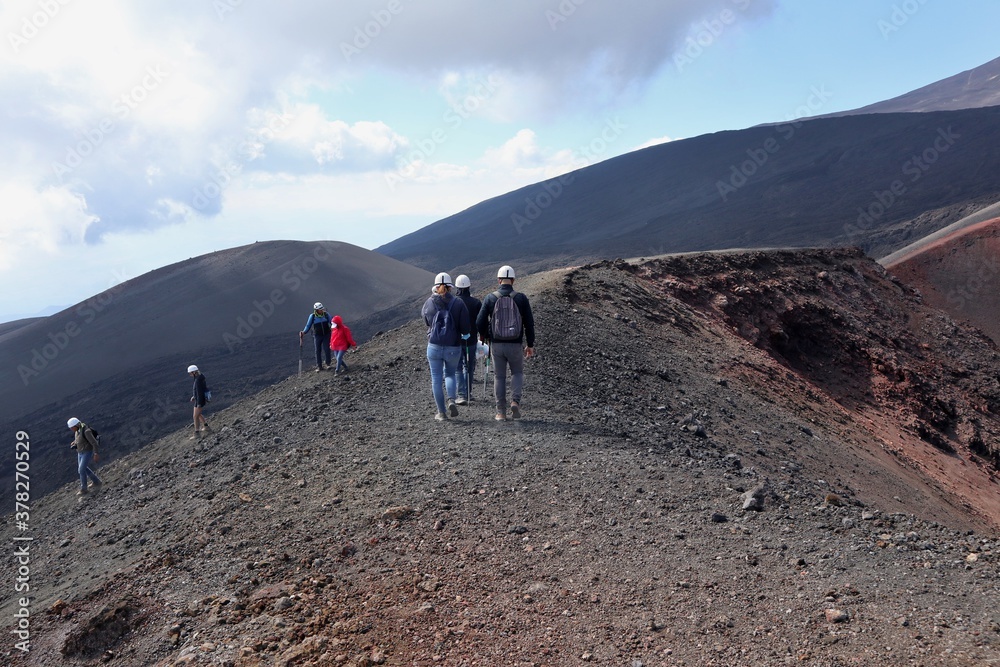 Etna - Escursionisti in discesa dal bordo del Cratere Barbagallo inferiore