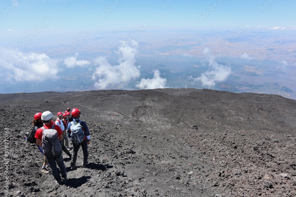 Etna - Escursionisti sul versante del cratere Bocca Nuova