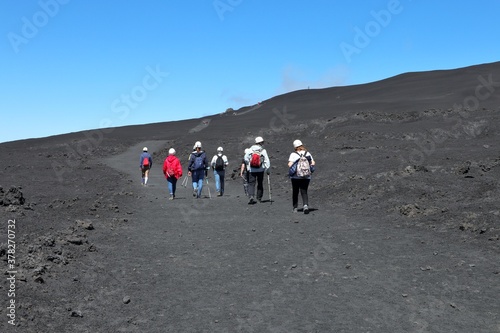 Etna - Escursionisti sul sentiero per i crateri