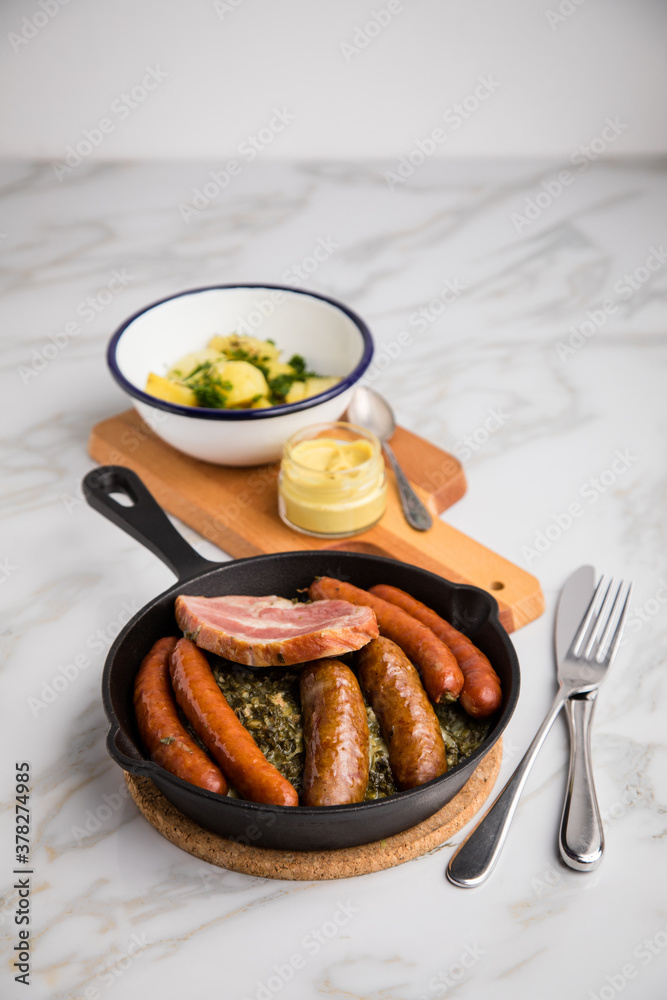 Oldenburger Grünkohl mit Pinkel, Kohlwurst, Kassler Schweine Nacken ...