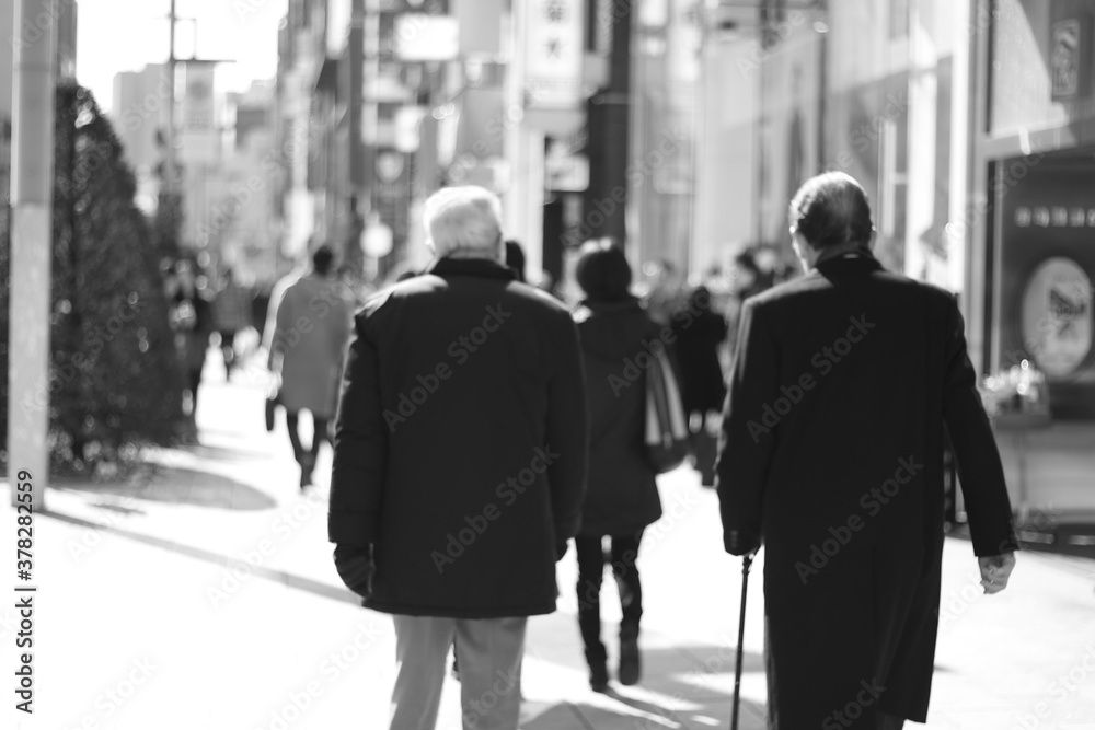 街中を歩く老人