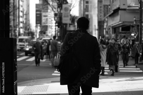 街中を歩くサラリーマン