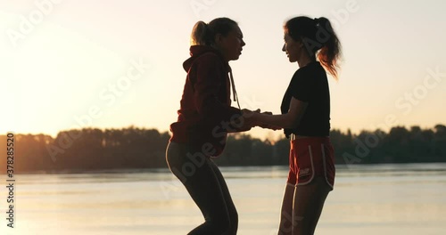 Running marathon competitors help each other