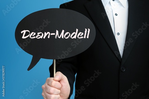 Dean-Modell. Geschäftsmann hält Sprechblase in der Hand. Wort/Text auf Schild. photo