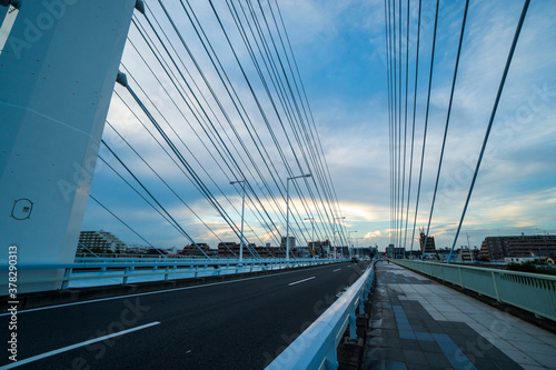 近代的な鉄の吊り橋とワイヤー © PHOTARU