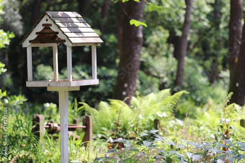 庭の鳥がくつろぐ可愛い小さな家 A cute little house where birds in the garden can relax.