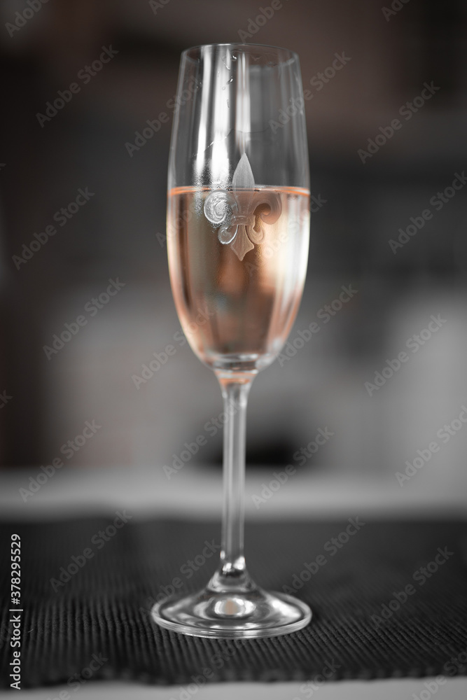 Ein leckerer Champagner in einem wunderschönen Glas