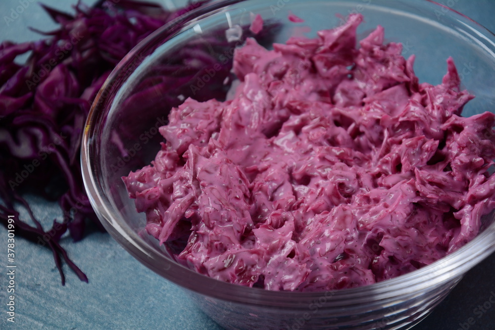Obraz premium Red cabbage with mayonnaise salad in a glass jar
