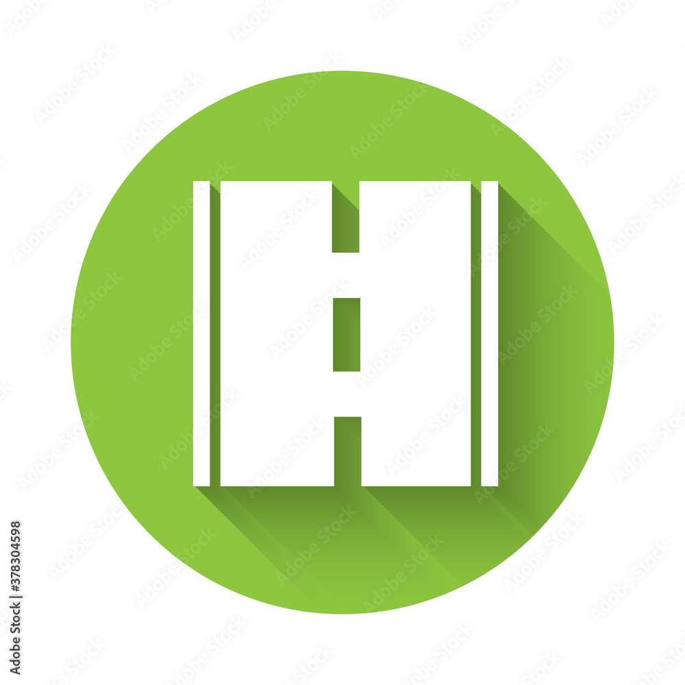 Obraz premium White Road icon isolated with long shadow. Green circle button. Vector.