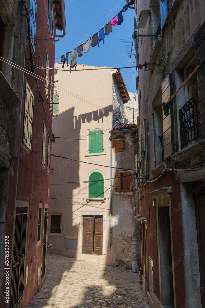 Fototapeta premium rue pavée ancienne et typique à Rovinj en croatie