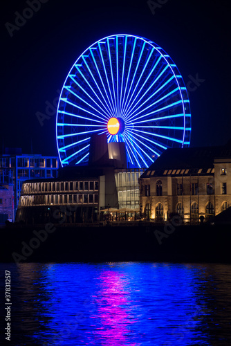 Riesenrad im Rheiauhafen in Köln bei Nacht