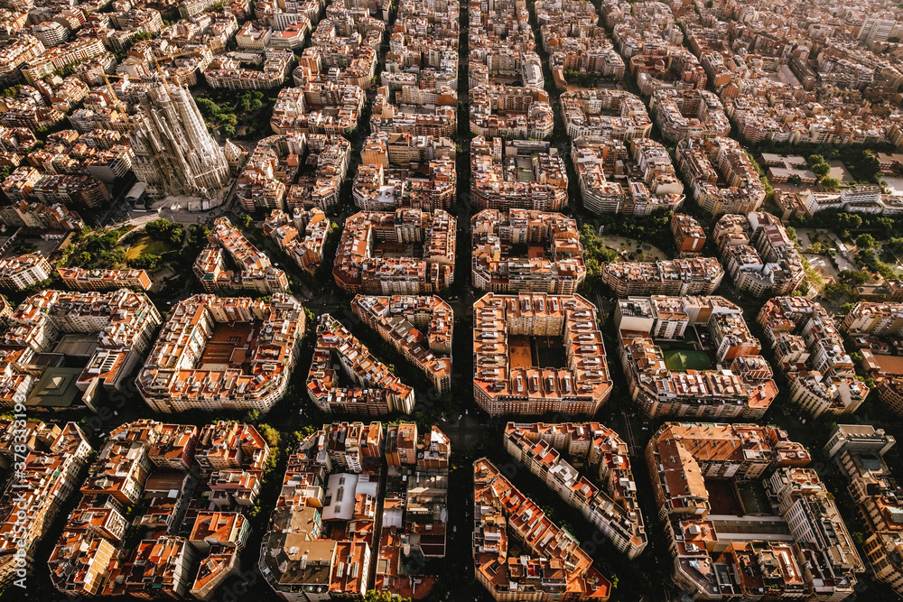 Φωτογραφία Aerial view of the residential Eixample district of Barcelona, with the Sagrada