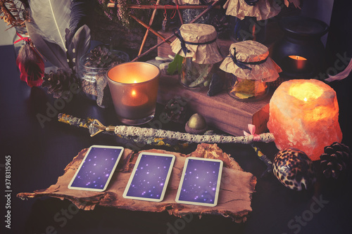 Foto 3 Tarot cards spread lying on a black table with magic items