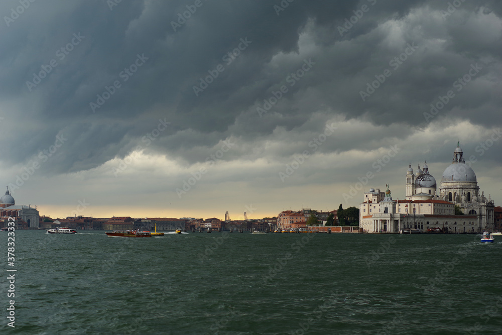 Venise sous l'orage vue du campanile de San Giorgio Maggiore