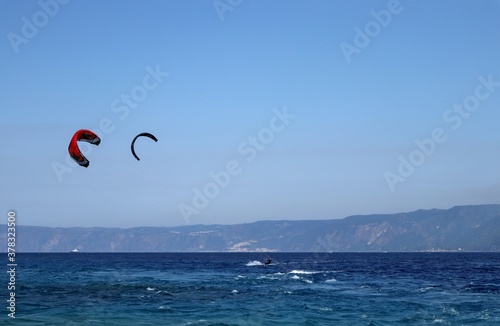Messina - Kitesurfers nello stretto