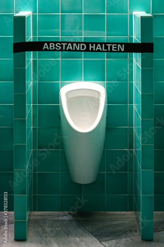 Abstand Halte. Keep Distance. toilette hygiene control.