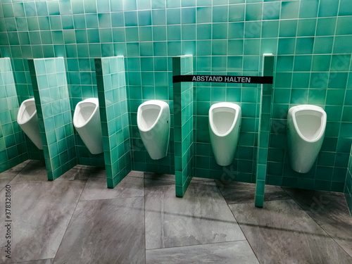 Abstand Halte. Keep Distance. toilette hygiene control.