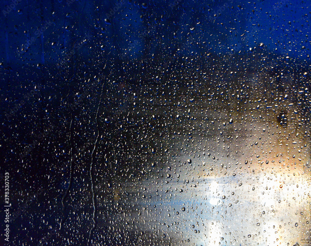 Obraz premium Rain drops on a car window at night