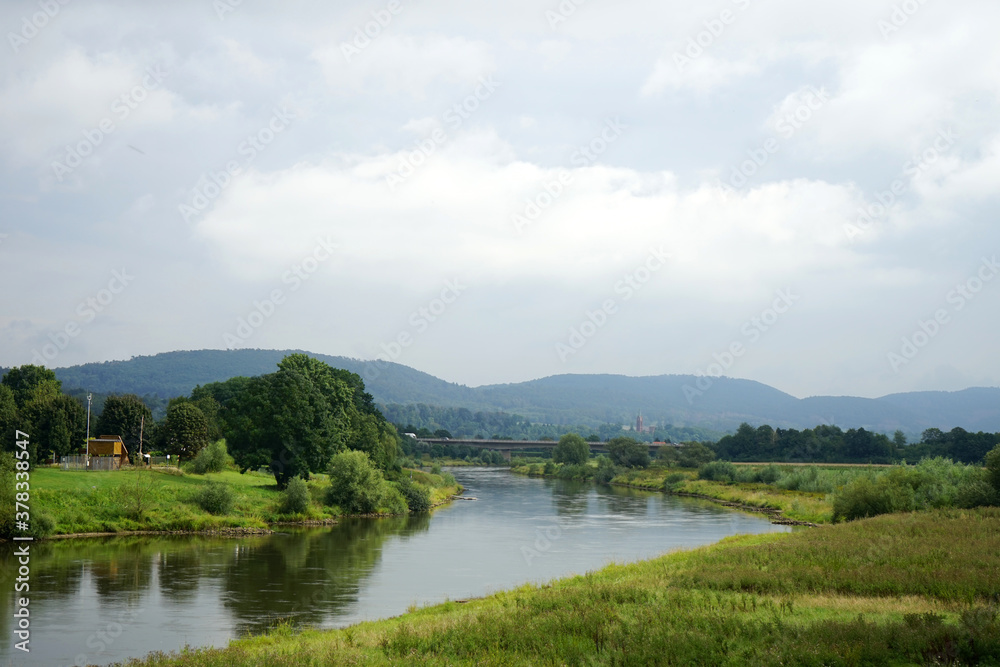 Blick auf den Fluss Weser bei Rinteln mit Weserbergland im Hintergrund