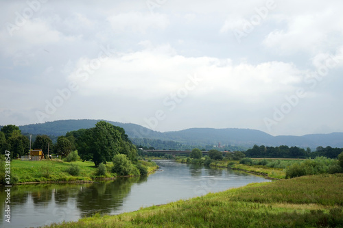 Blick auf den Fluss Weser bei Rinteln mit Weserbergland im Hintergrund