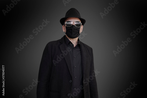 Mann mit Mundschutz © pixelschoen