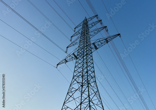 Photo Silhouette of a large electricity pylon against the blue sky