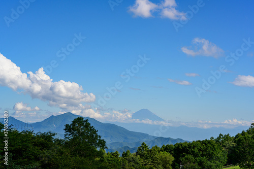 真夏の八ヶ岳 まきば公園から見る富士山