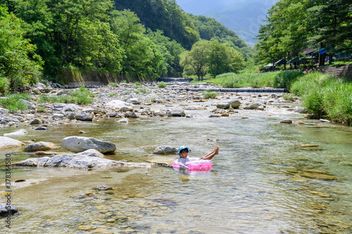 尾白川 川遊びを楽しむ少女