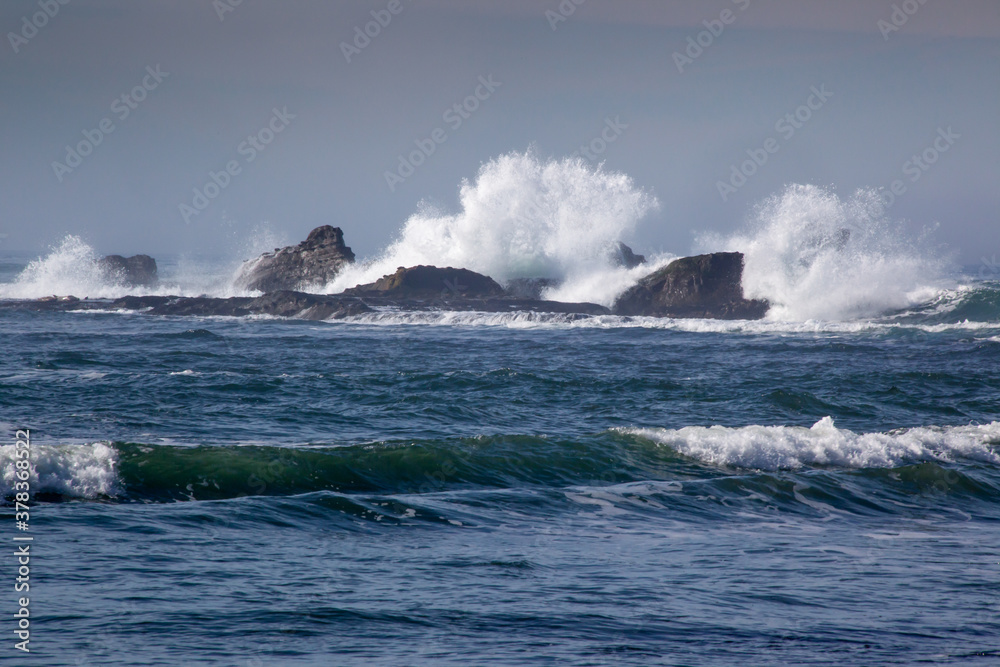 Naklejka premium Ocean Waves crashing on rocks at the shore