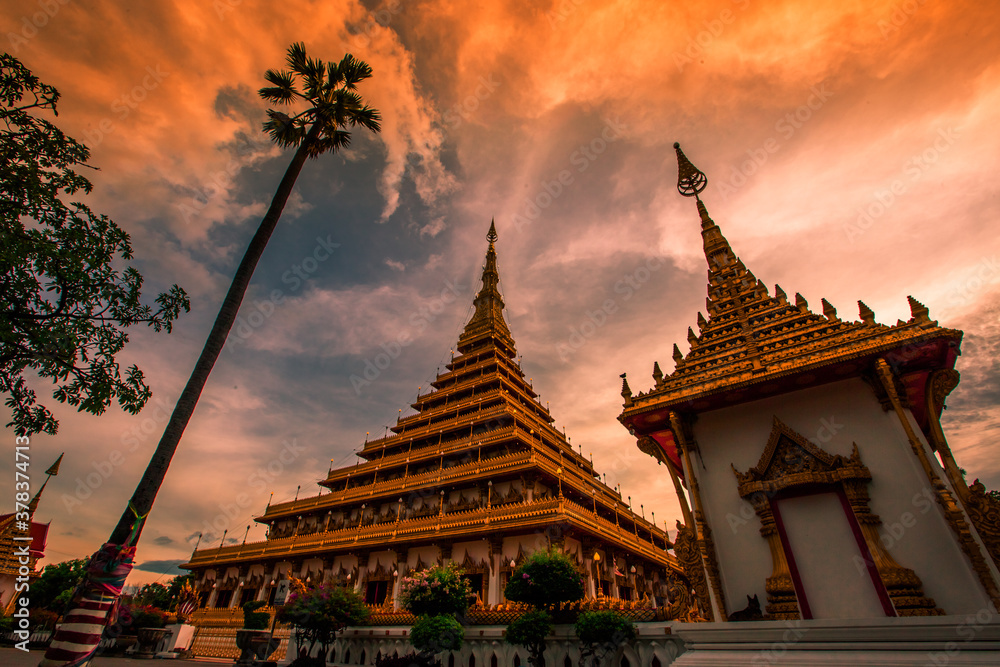 Obraz premium Phra Mahathat Kaen Nakhon, or Wat Nong Wang, is a royal temple with beautiful sculptures of 9-storey relics, a landmark Buddhist site in Khon Kaen Province, Thailand.