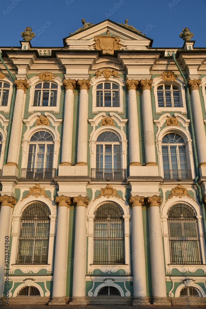 Façade de palais baroque à Saint-Pétersbourg, Russie