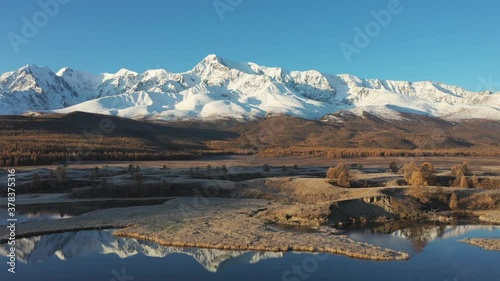Stunning autumn natural scenery, Russia's most popular travel destination. The snow-capped mountains, lakes, grasslands and forests of the Altai Mountains.
