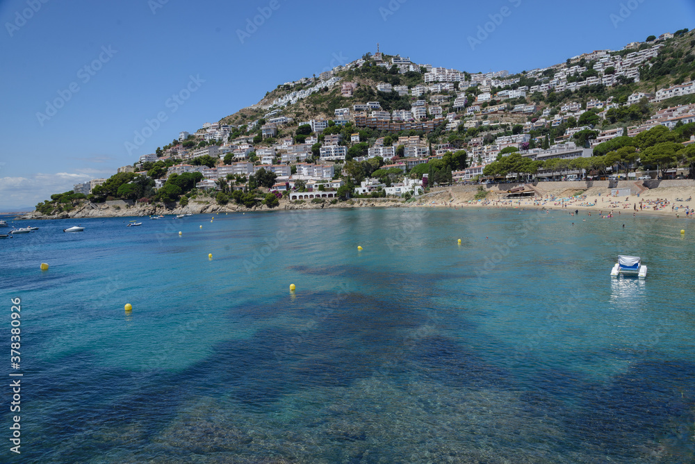 Obraz premium Canyelles Petites:Playa de agua cristalina y arena blanca en Roses, Girona, <españa