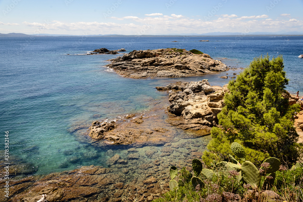Paisaje de la Costa Brava : rocas , sol y aguas cristalinas en la comarca del Alt Empordà, Cataluña, España