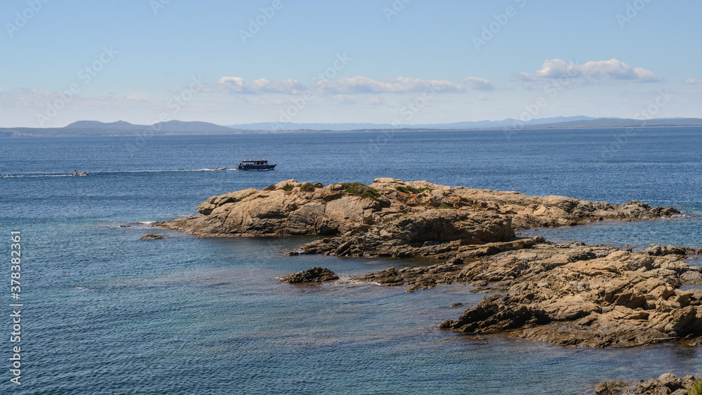 Paisaje de la Costa Brava : rocas , sol y aguas cristalinas en la comarca del Alt Empordà, Cataluña, España